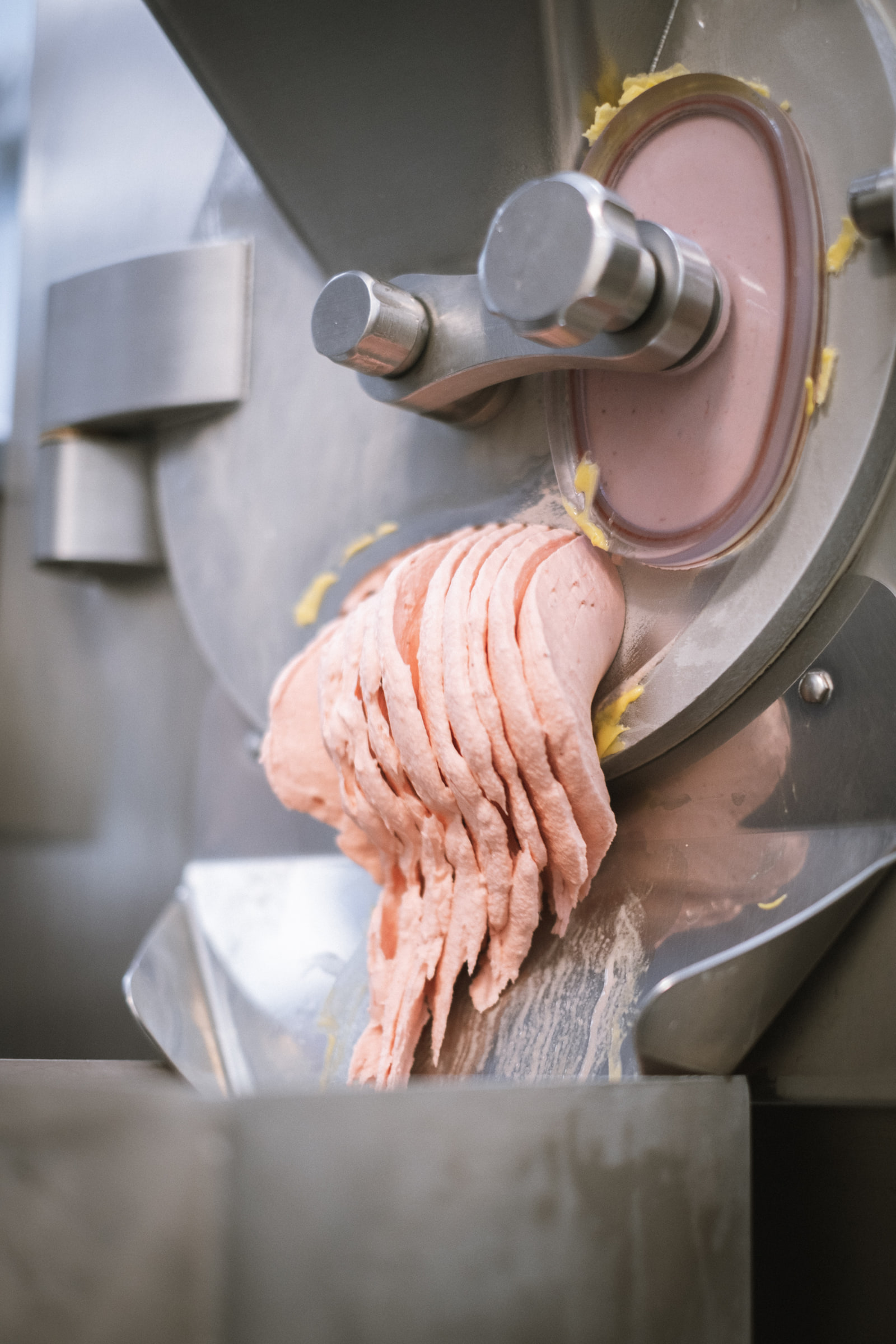 Frisches Eis kommt aus der Eismaschine