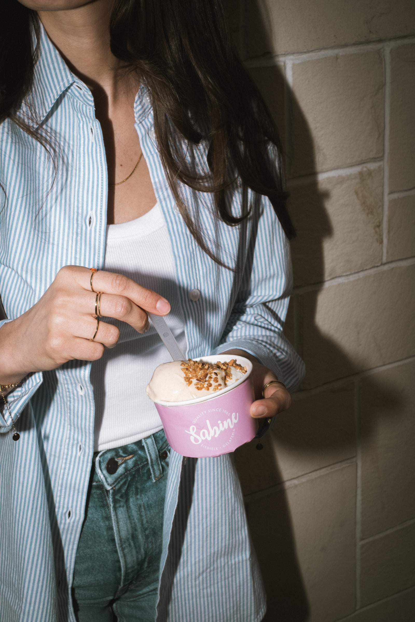 Ein Becher Eis von Sabine in der Hand