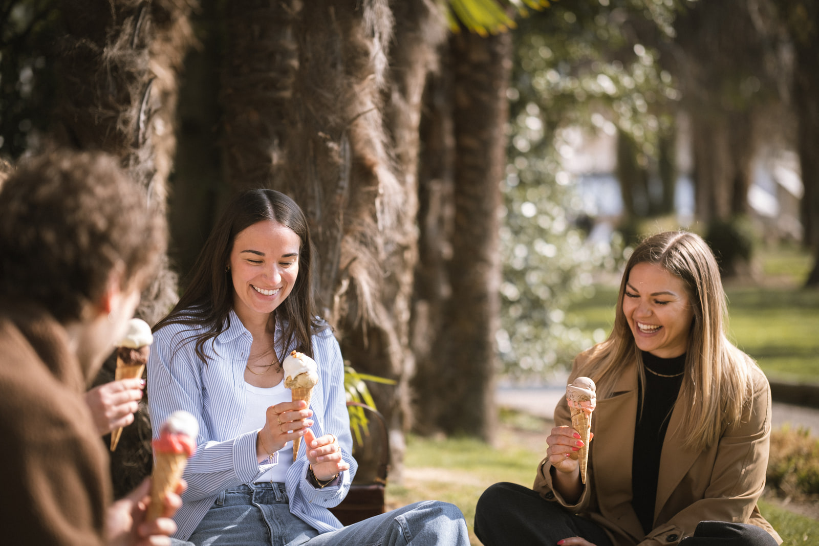 Freundinnen mit Eiswaffeln im Park